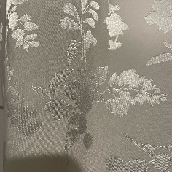 Cute white shiny work top from New York & Co - Picture 3 of 5